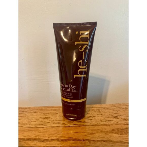 He Shi Day to Day Gradual Tan 200ml Light For him Her Tan Extender Moisturizer - Picture 1 of 7